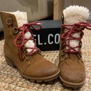 Sorel Phoenix Short lace Cozy Boot